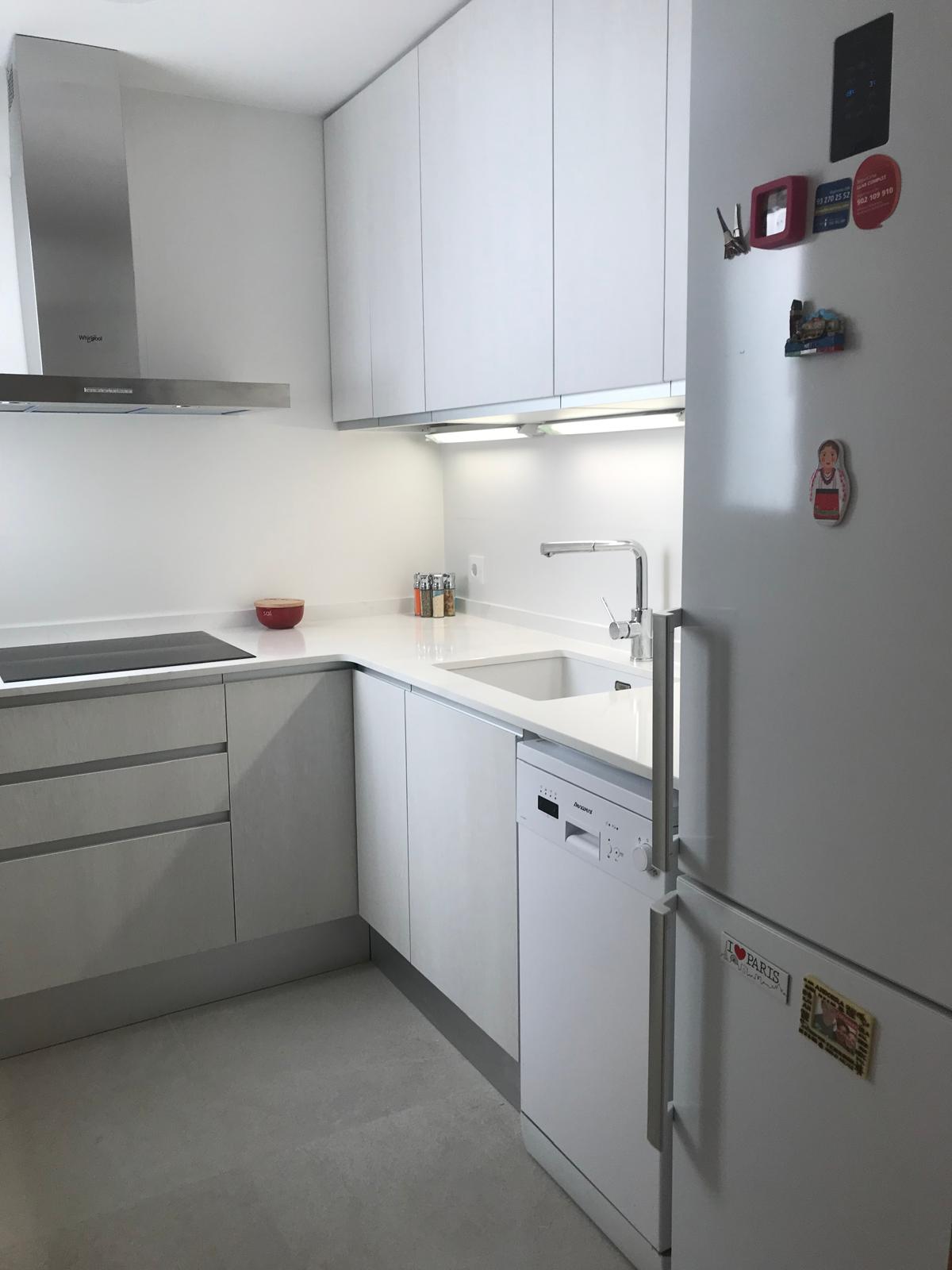 Reforma integral de piso con cocina blanca en Barcelona
