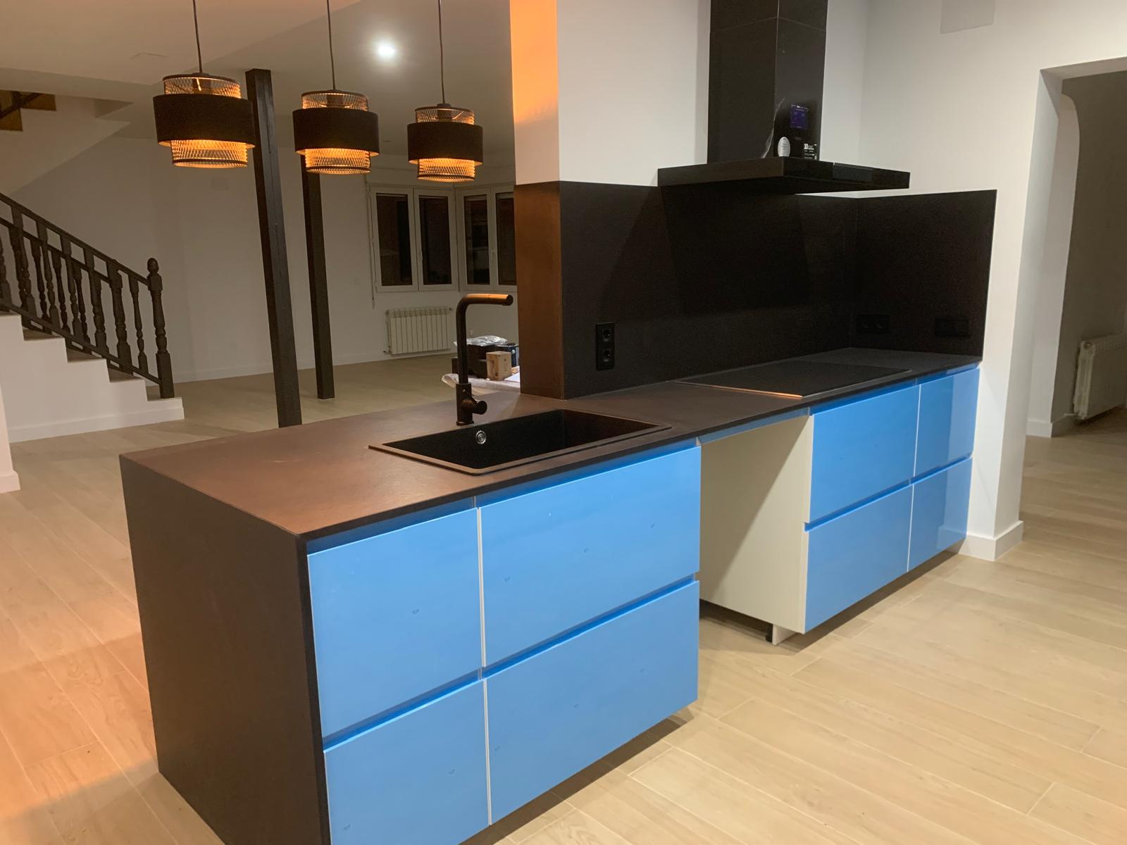Cocina abierta reformada con isla moderna en tono azul