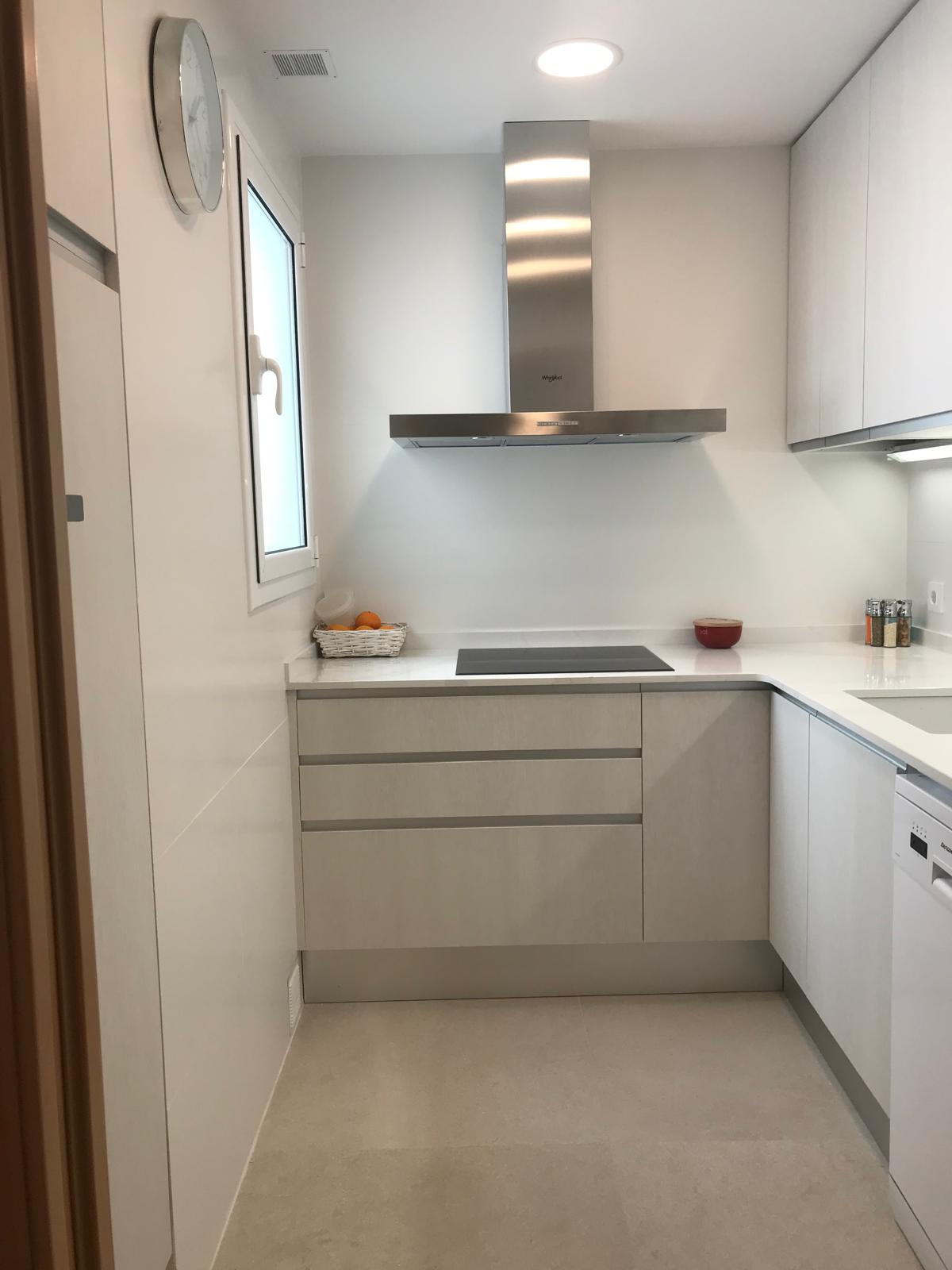 Cocina minimalista blanca con campana de diseño — ático en Gràcia