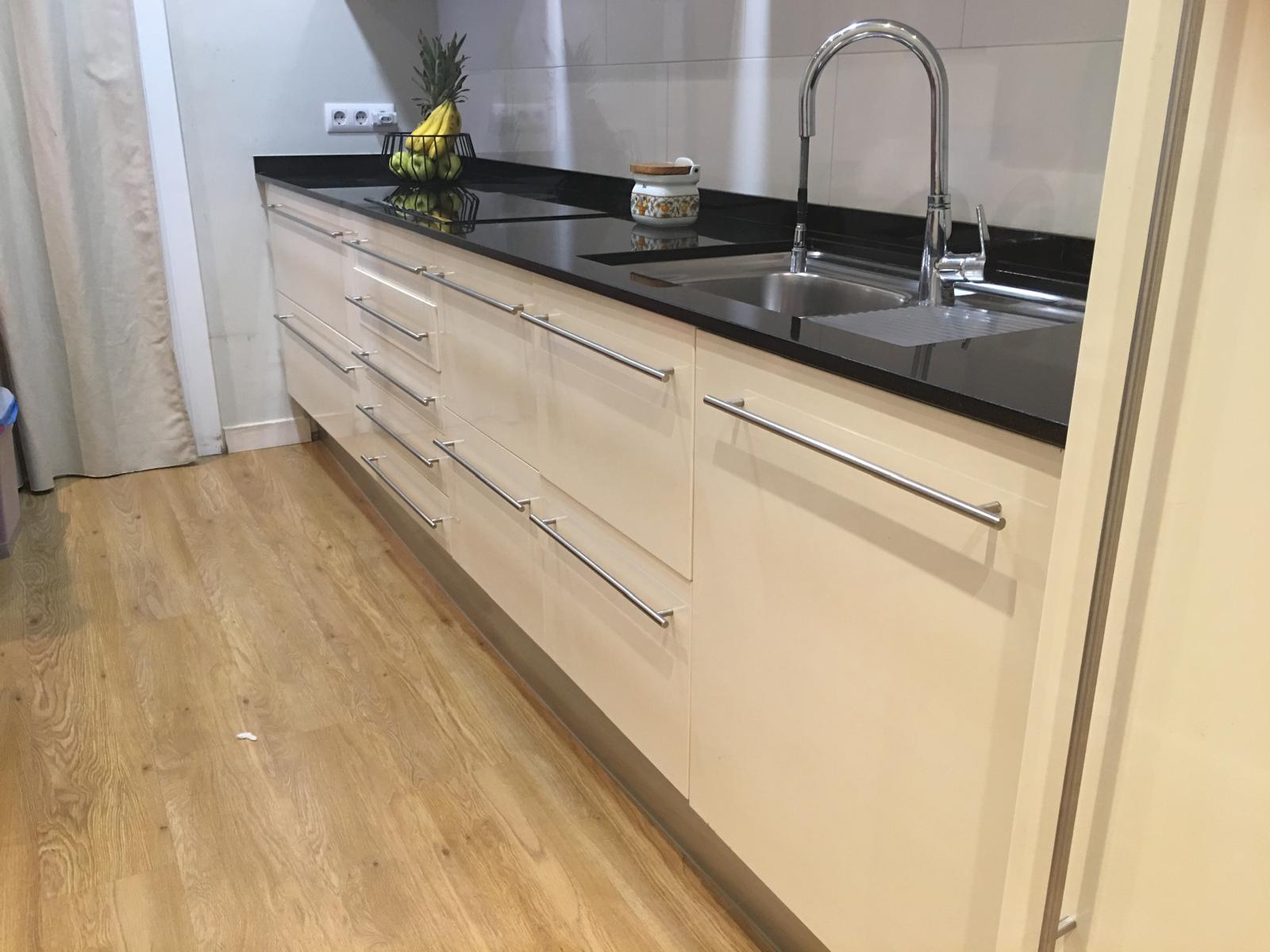 Reforma de cocina moderna blanca con encimera de diseño en Barcelona