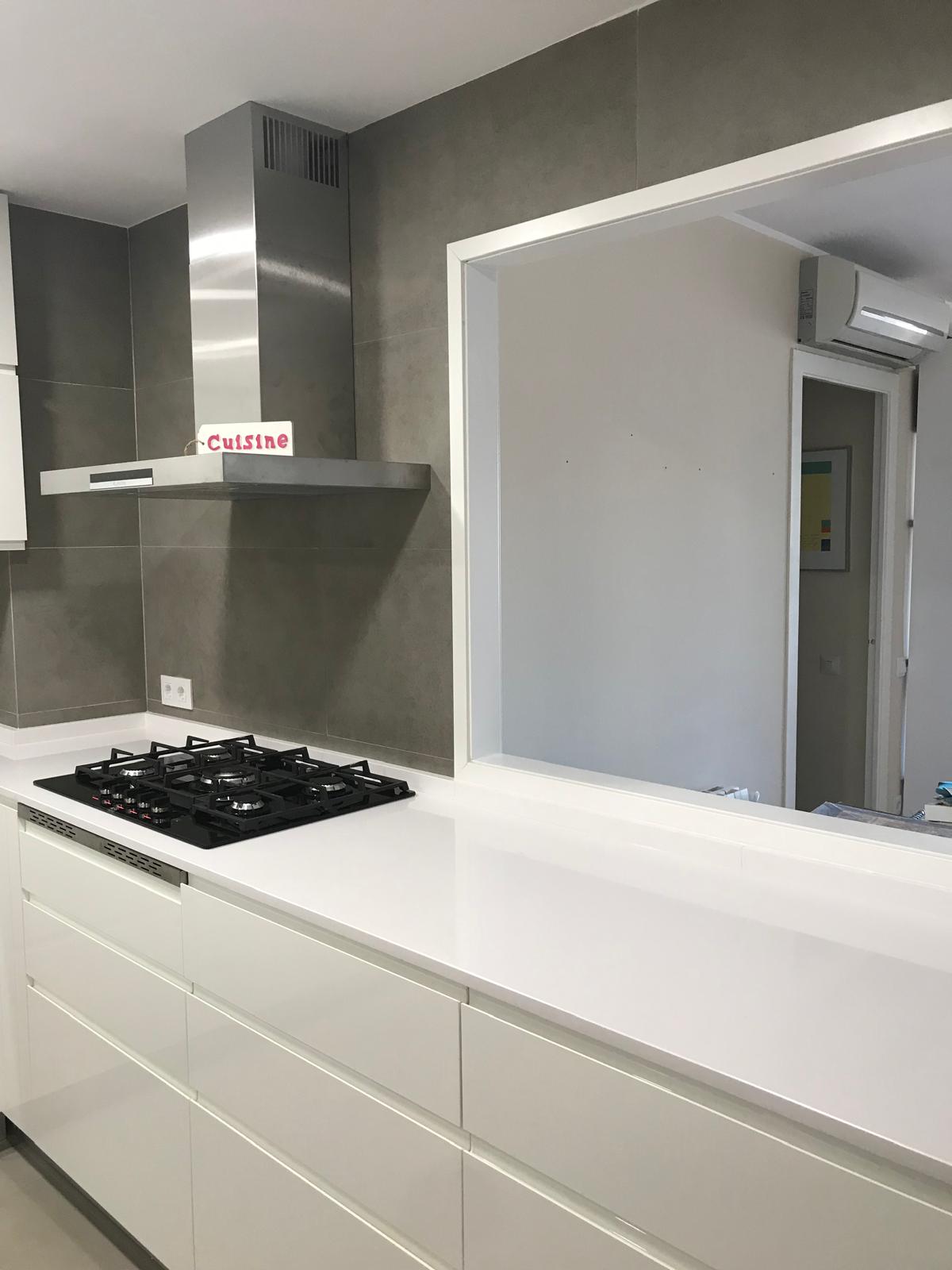 Detalle de acabados de la cocina a medida del ático