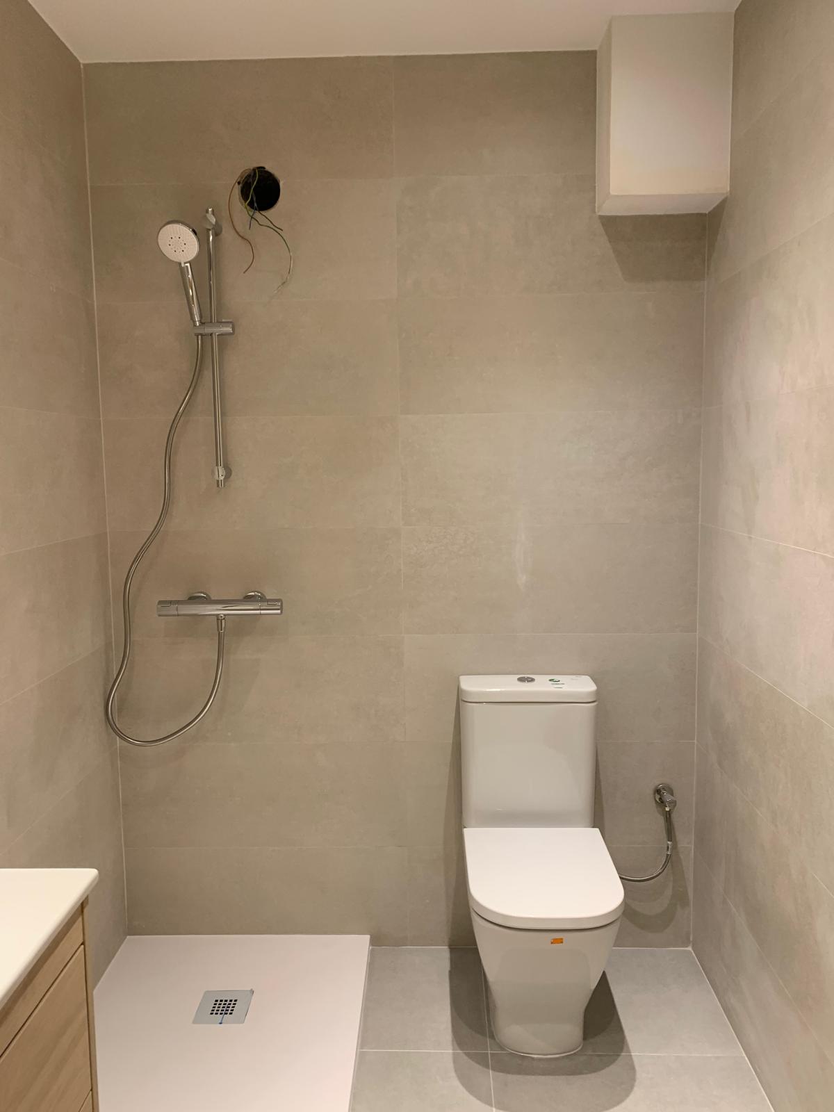 Ducha moderna en baño reformado en Poblenou, Barcelona