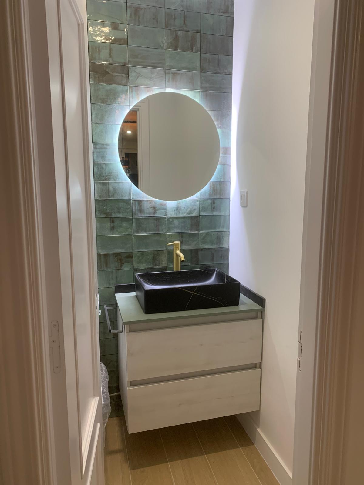 Alicatado rectificado y acabados de pintura en baño reformado