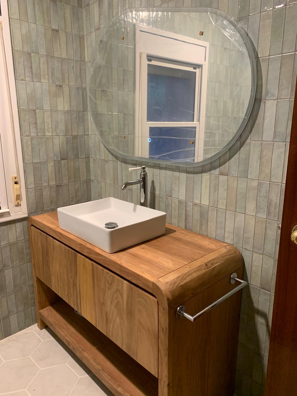 Baño reformado con mueble de madera — acabados de interior de Grupo Vertikal